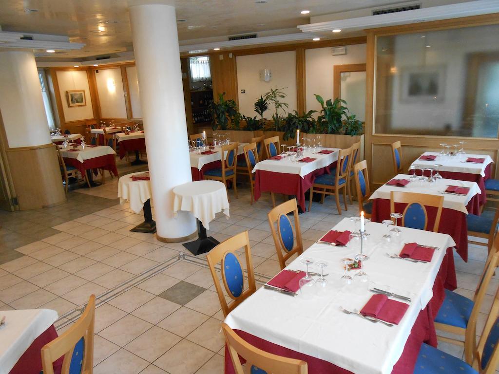 Hotel Ristorante Sagittario Feltre Eksteriør billede